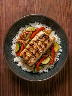 Merluza a la plancha con arroz y verduras salteadas