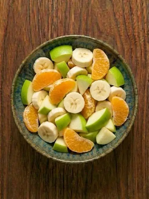 Macedonia de plátano, manzana verde y naranja