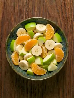 Macedonia de plátano, manzana verde y naranja