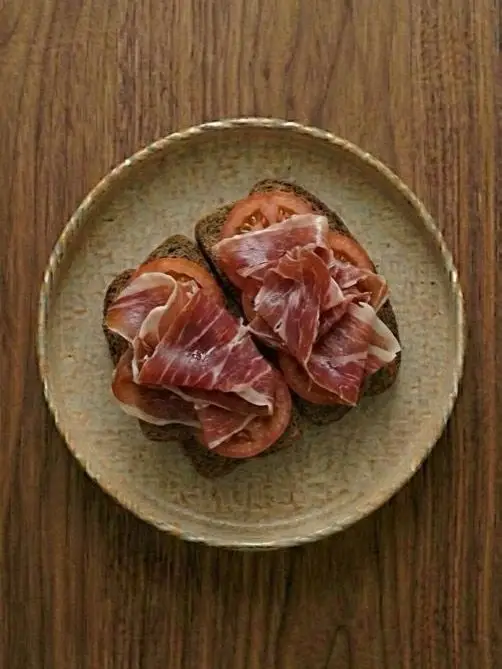 Tostada de centeno con jamón serrano y tomate