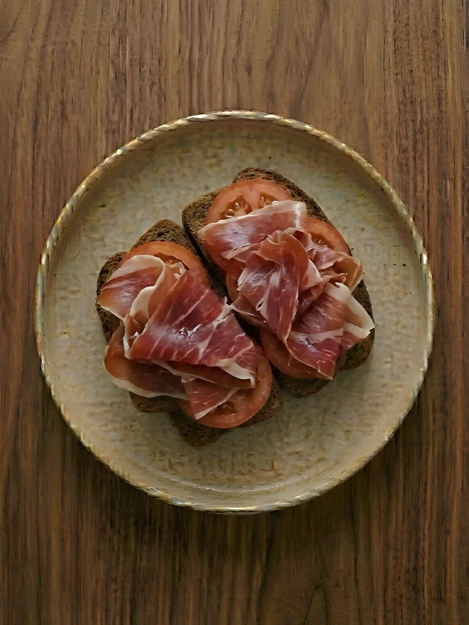 Tostada de centeno con jamón serrano y tomate
