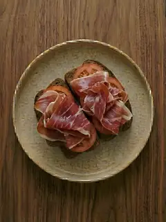 Tostada de centeno con jamón serrano y tomate