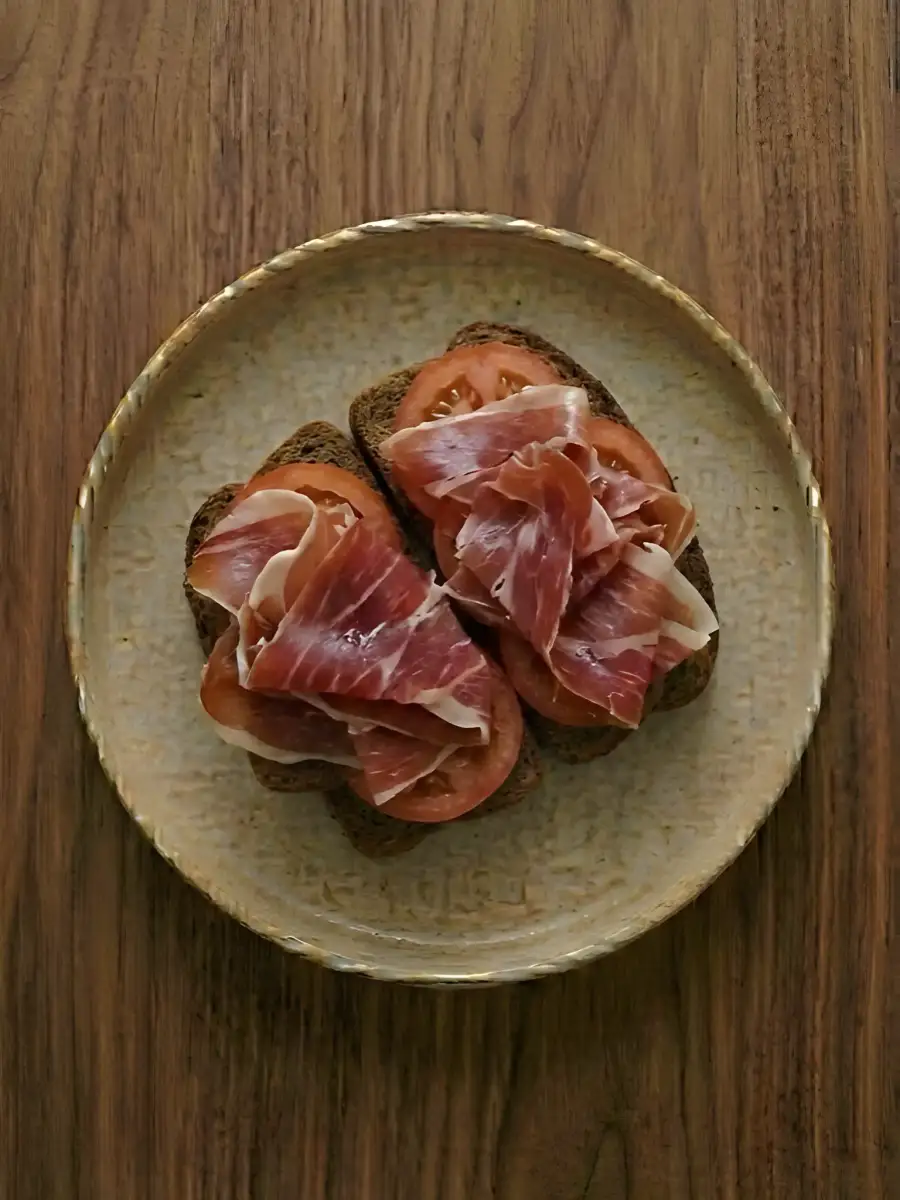 Foto de Tostada de centeno con jamón serrano y tomate