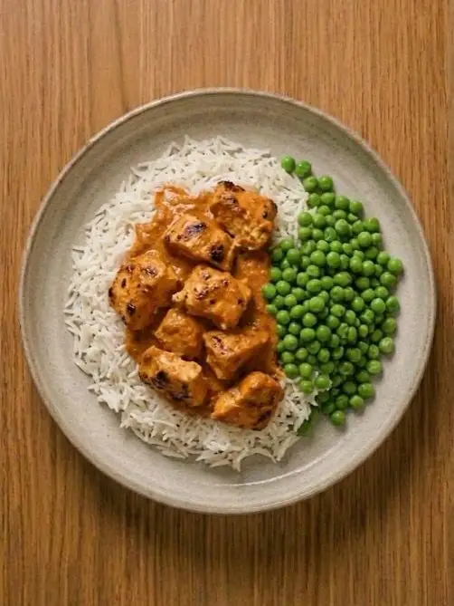 Pollo tikka con arroz basmati y guisantes