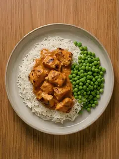 Pollo tikka con arroz basmati y guisantes