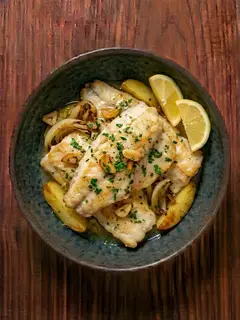 Merluza al horno con patata y cebolla