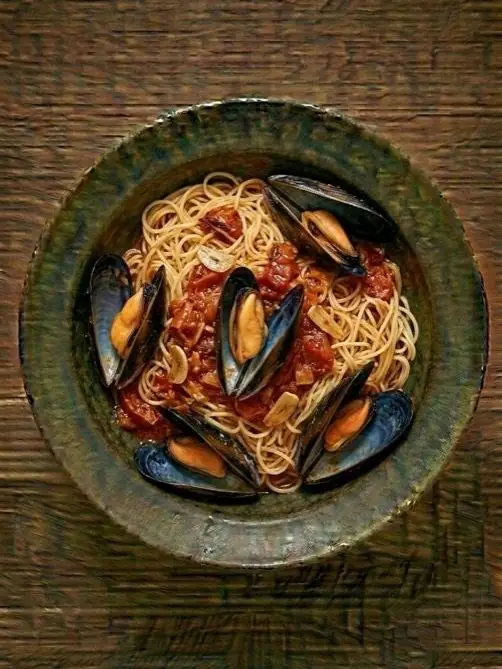 Fideos con mejillones y tomate