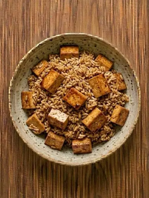 Arroz salteado con tofu y soja