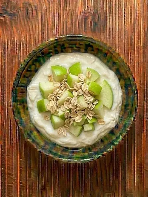 Yogur natural con avena y manzana