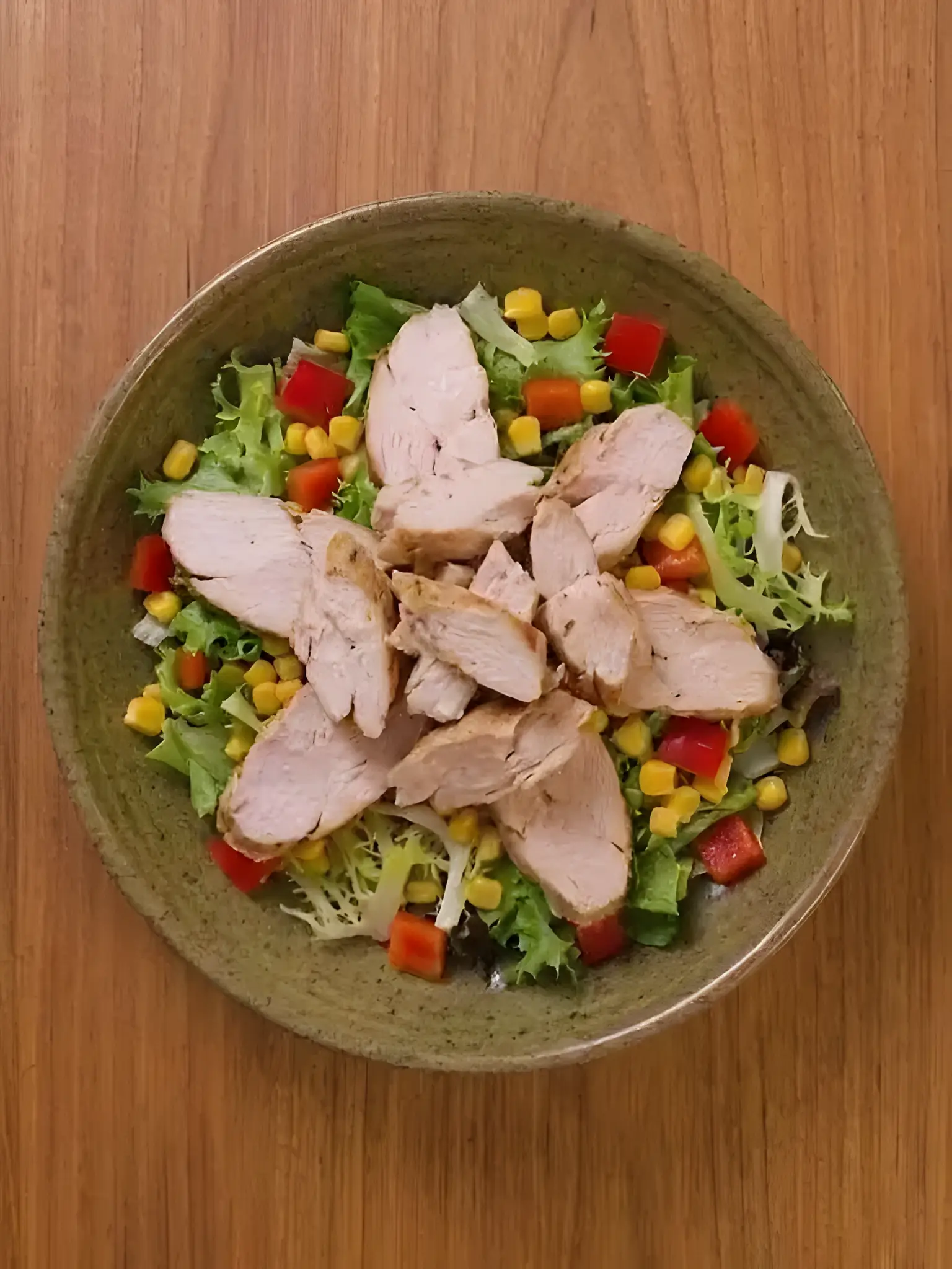 Ensalada de pollo con maíz y pimiento