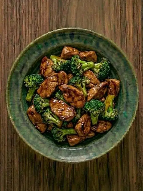 Pavo con brocoli y salsa de soja al wok