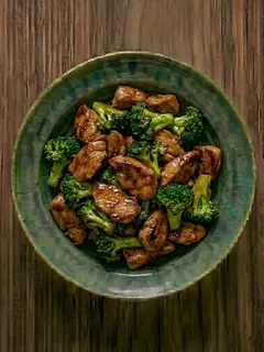 Pavo con brocoli y salsa de soja al wok