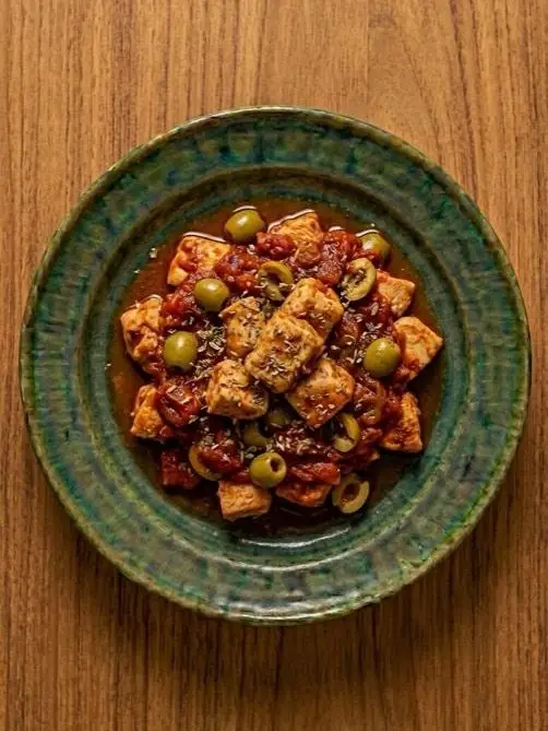 Pollo con aceitunas y tomate estilo andaluz