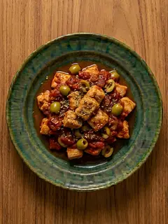 Pollo con aceitunas y tomate estilo andaluz