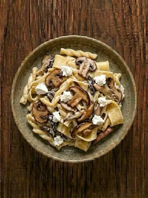 Pasta cremosa con champiñones y queso de cabra