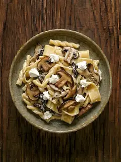 Pasta cremosa con champiñones y queso de cabra