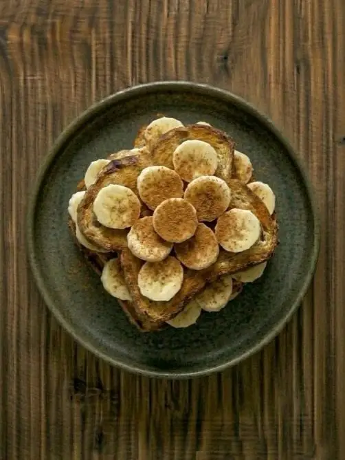 Tostada de pan de molde con plátano y canela