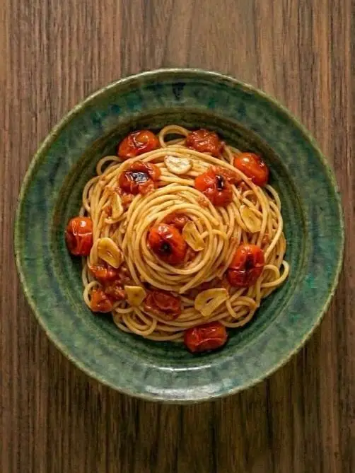 Pasta con salsa de tomate cherry casera