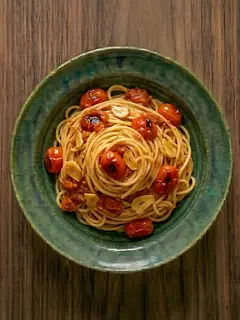 Pasta con salsa de tomate cherry casera