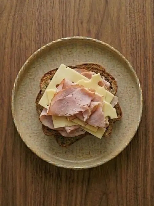 Tostada de centeno con jamón cocido y queso