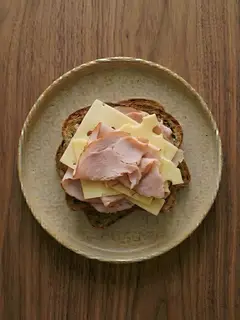 Tostada de centeno con jamón cocido y queso