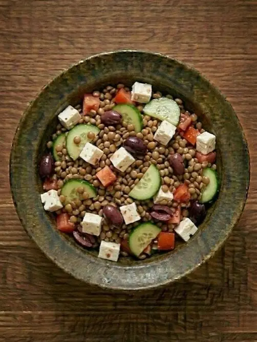Ensalada griega de lentejas con feta