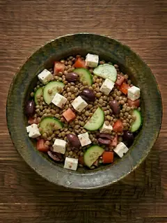 Ensalada griega de lentejas con feta