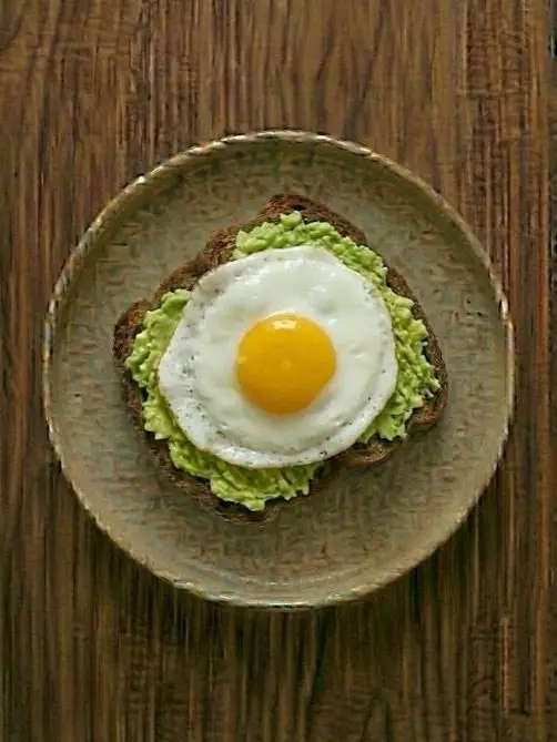 Tostada de centeno con aguacate y huevo