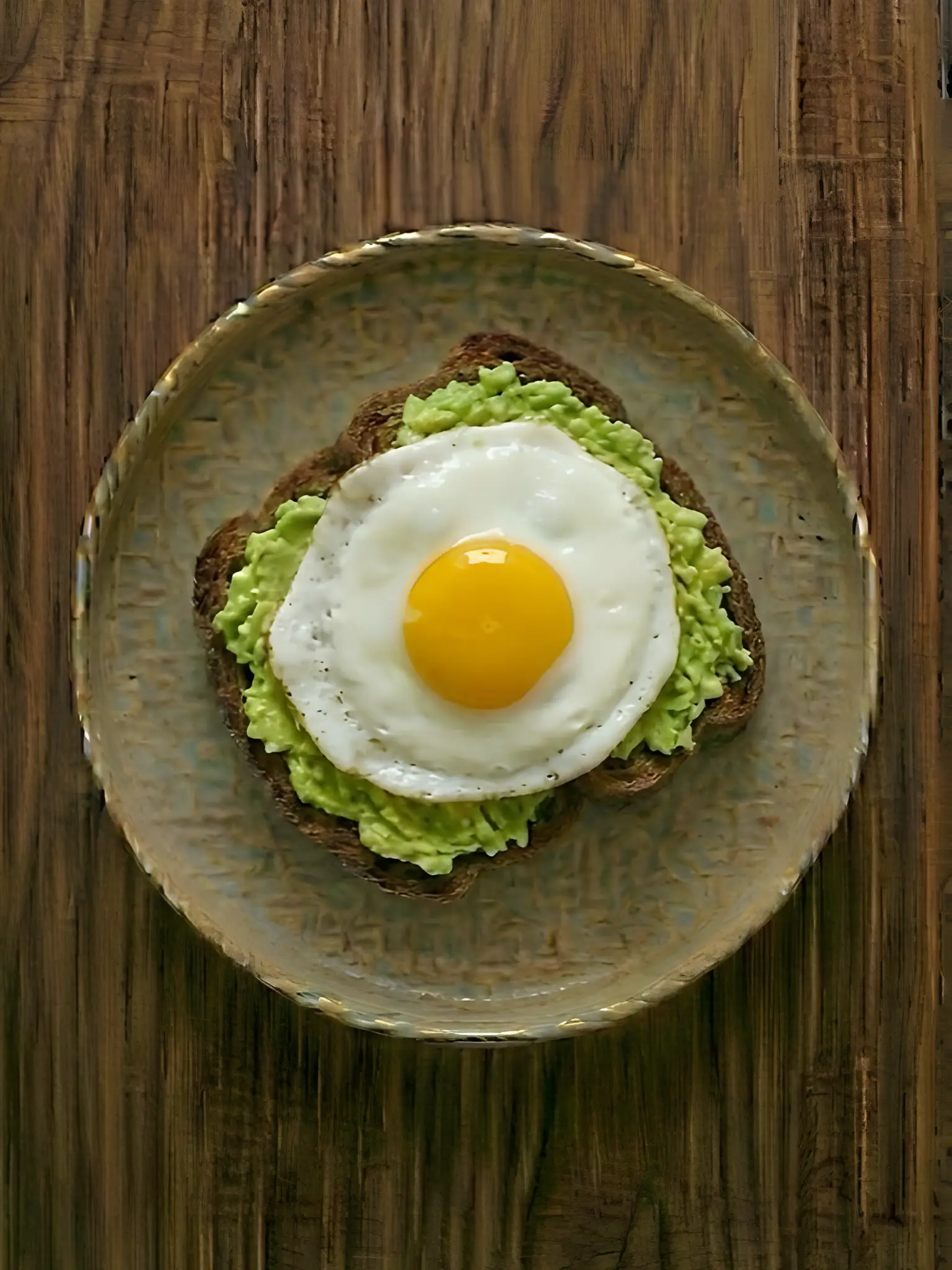 Tostada de centeno con aguacate y huevo