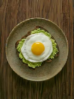 Tostada de centeno con aguacate y huevo