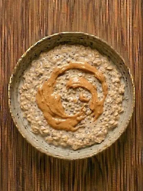 Avena remojada (overnight oats) con crema de cacahuete