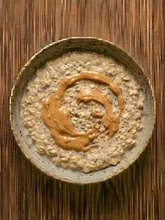 Avena remojada (overnight oats) con crema de cacahuete