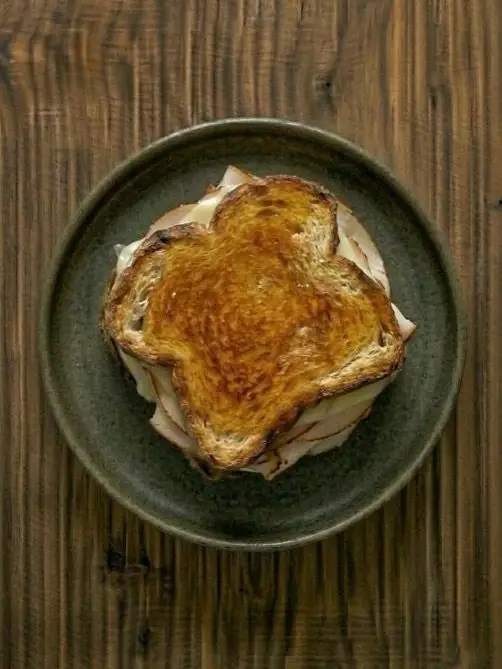Tostada de pan de molde con pavo y queso