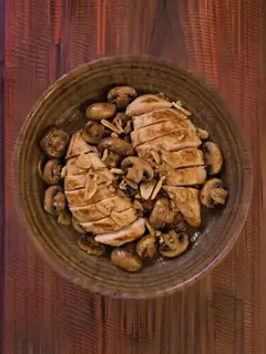 Pollo a la plancha con champiñones al ajillo