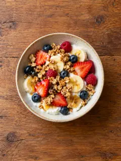 Bowl de frutas de temporada con granola y yogur