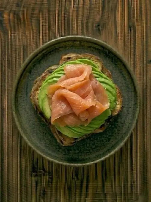 Tostada de pan de molde con salmón ahumado y aguacate