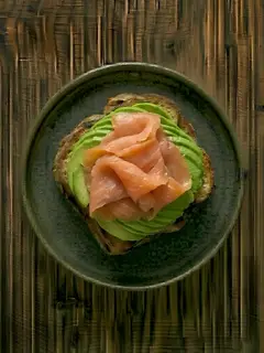 Tostada de pan de molde con salmón ahumado y aguacate