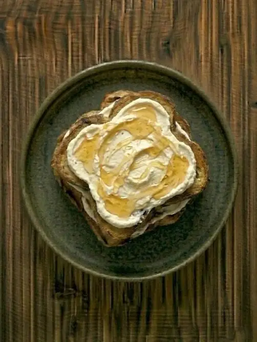 Tostada de pan de molde con queso fresco y miel