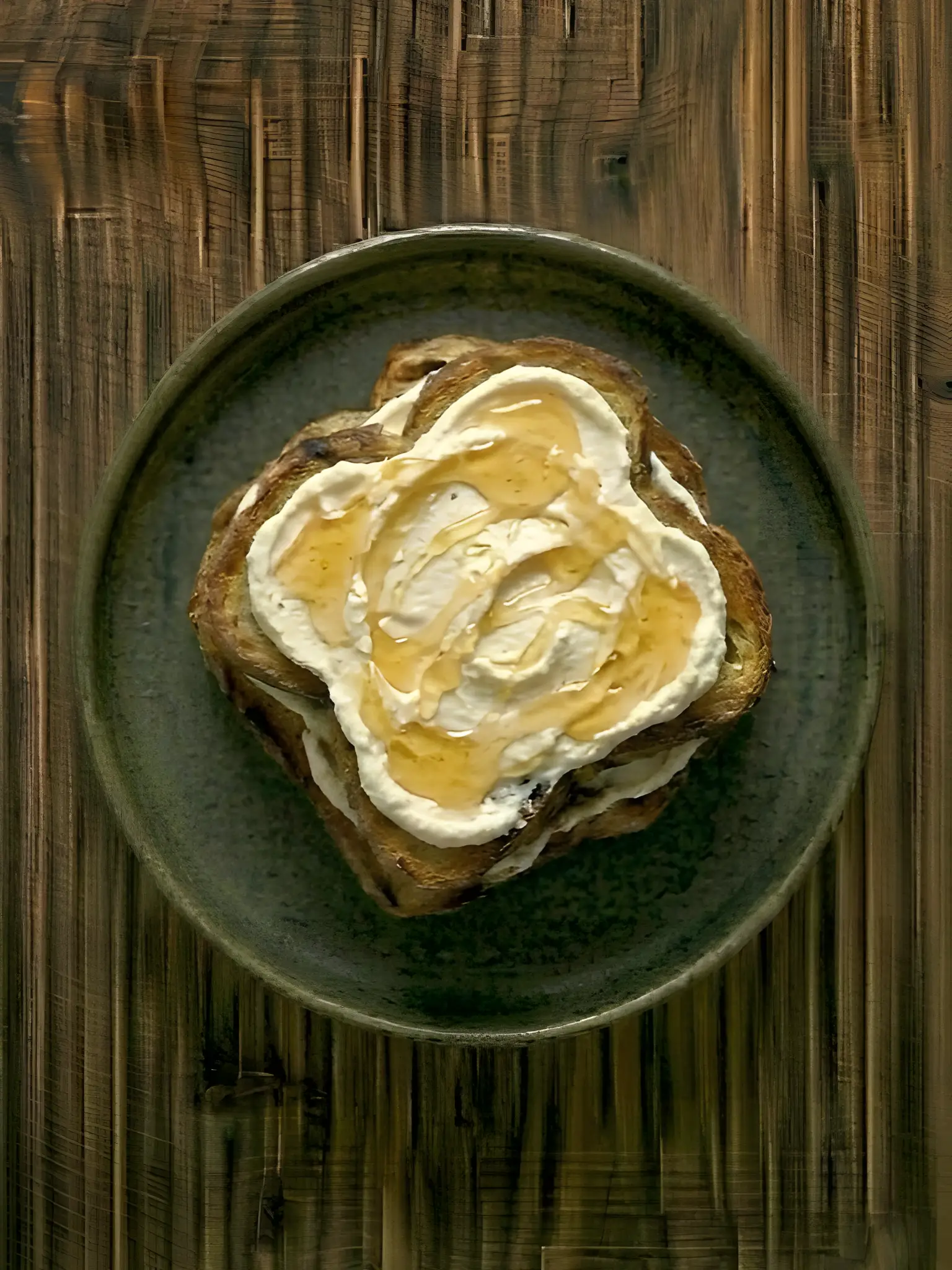 Tostada de pan de molde con queso fresco y miel