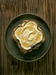 Tostada de pan de molde con queso fresco y miel