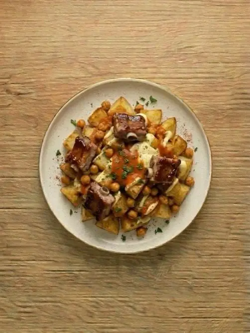 Patatas con Costillas y Garbanzos