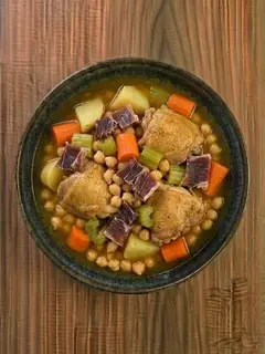 Cocido con garbanzos y verduras