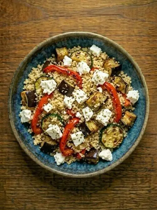 Cuscús con verduras asadas y feta