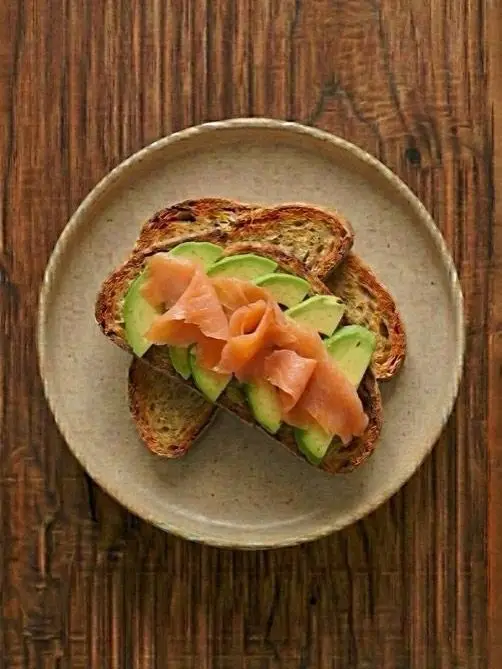 Tostada de biscotes con salmón ahumado y aguacate