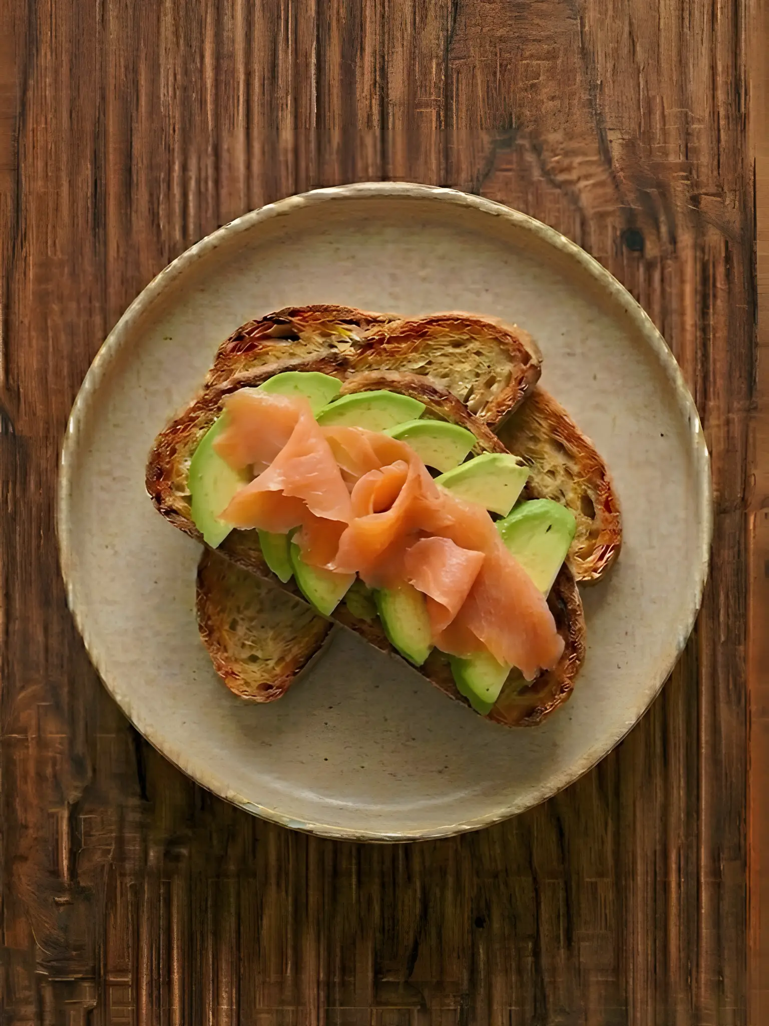 Tostada de biscotes con salmón ahumado y aguacate
