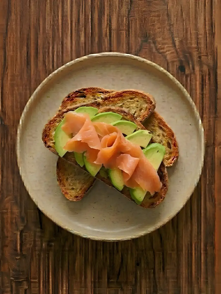 Foto de Tostada de biscotes con salmón ahumado y aguacate