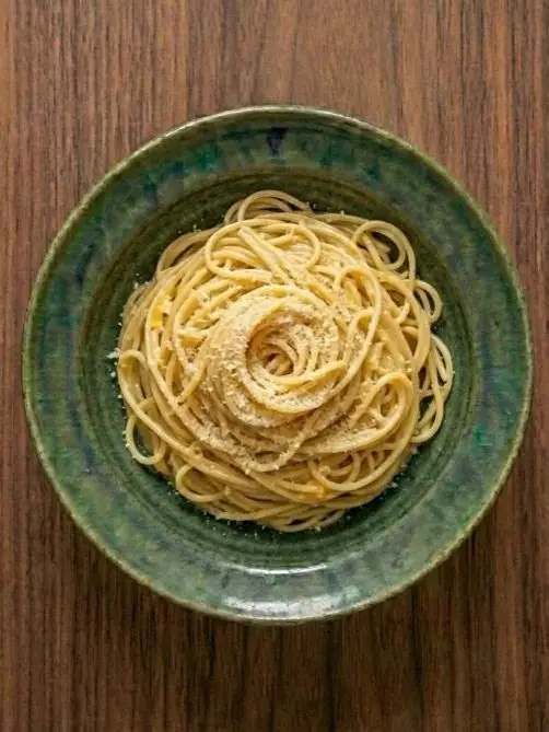Pasta con huevo y parmesano estilo carbonara ligera
