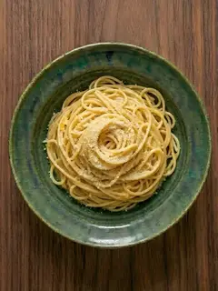 Pasta con huevo y parmesano estilo carbonara ligera