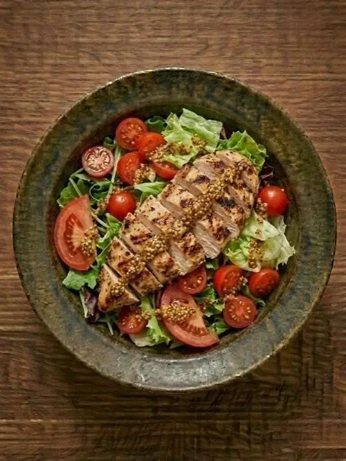 Ensalada de pollo a la plancha con tomate