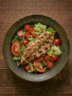 Ensalada de pollo a la plancha con tomate